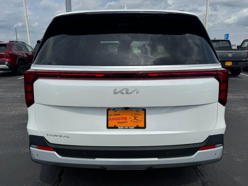 Used 2026 Kia Carnival EX image 4