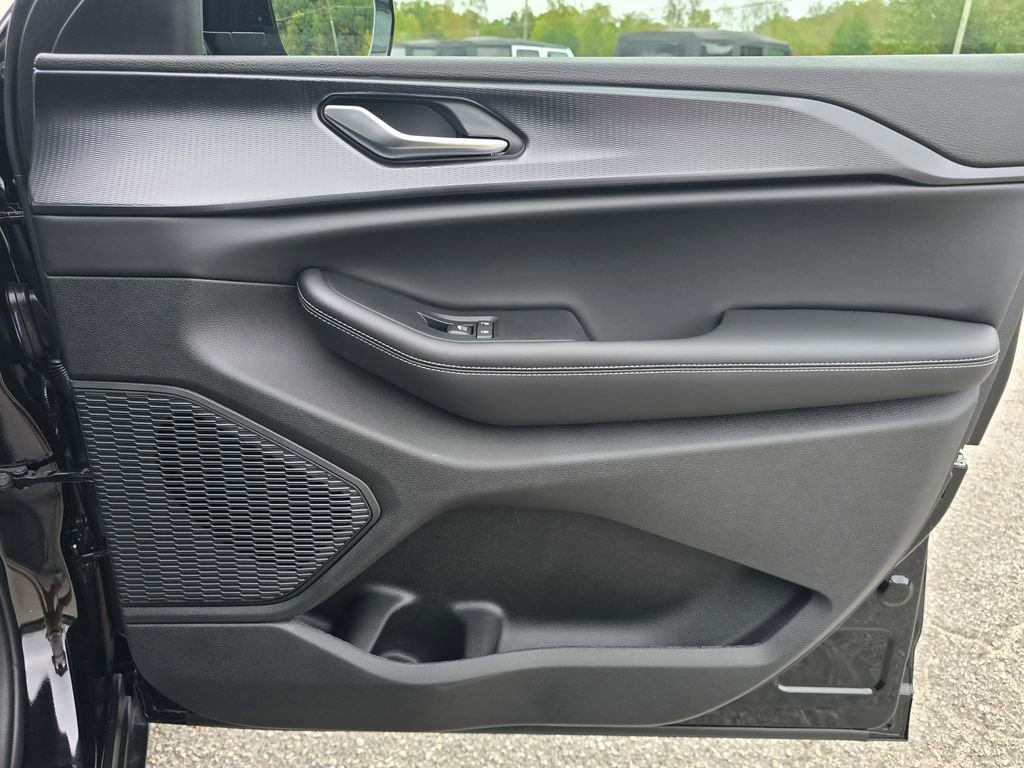 New 2025 Jeep Grand Cherokee L Altitude image 36