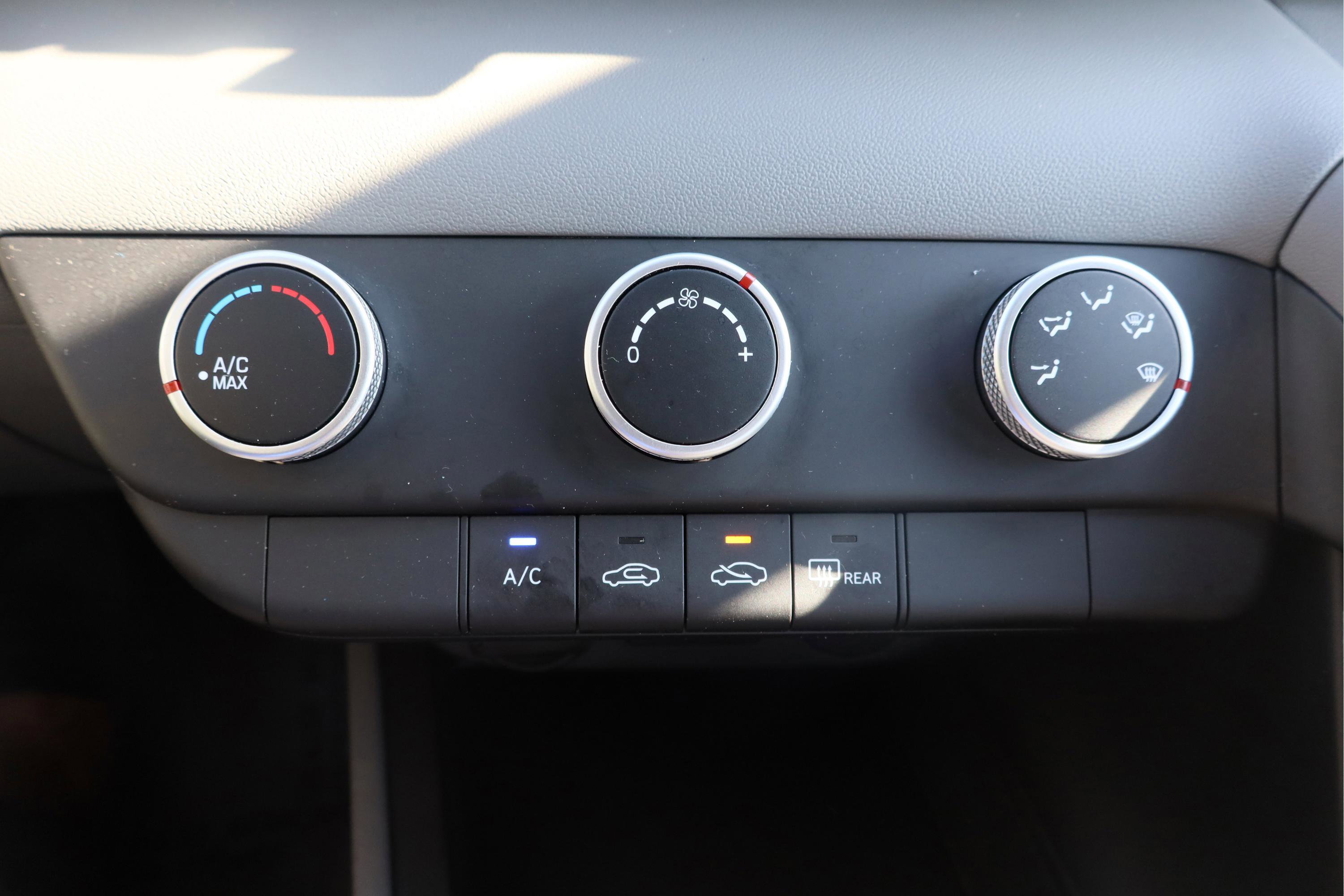 Used 2024 Hyundai Elantra SE FWD image 11