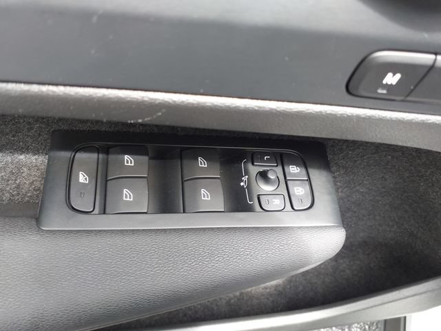 Certified 2026 Volvo XC40 B5 Plus AWD/4WD image 18