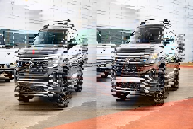 New 2025 Volkswagen Atlas Peak Edition SE image 2