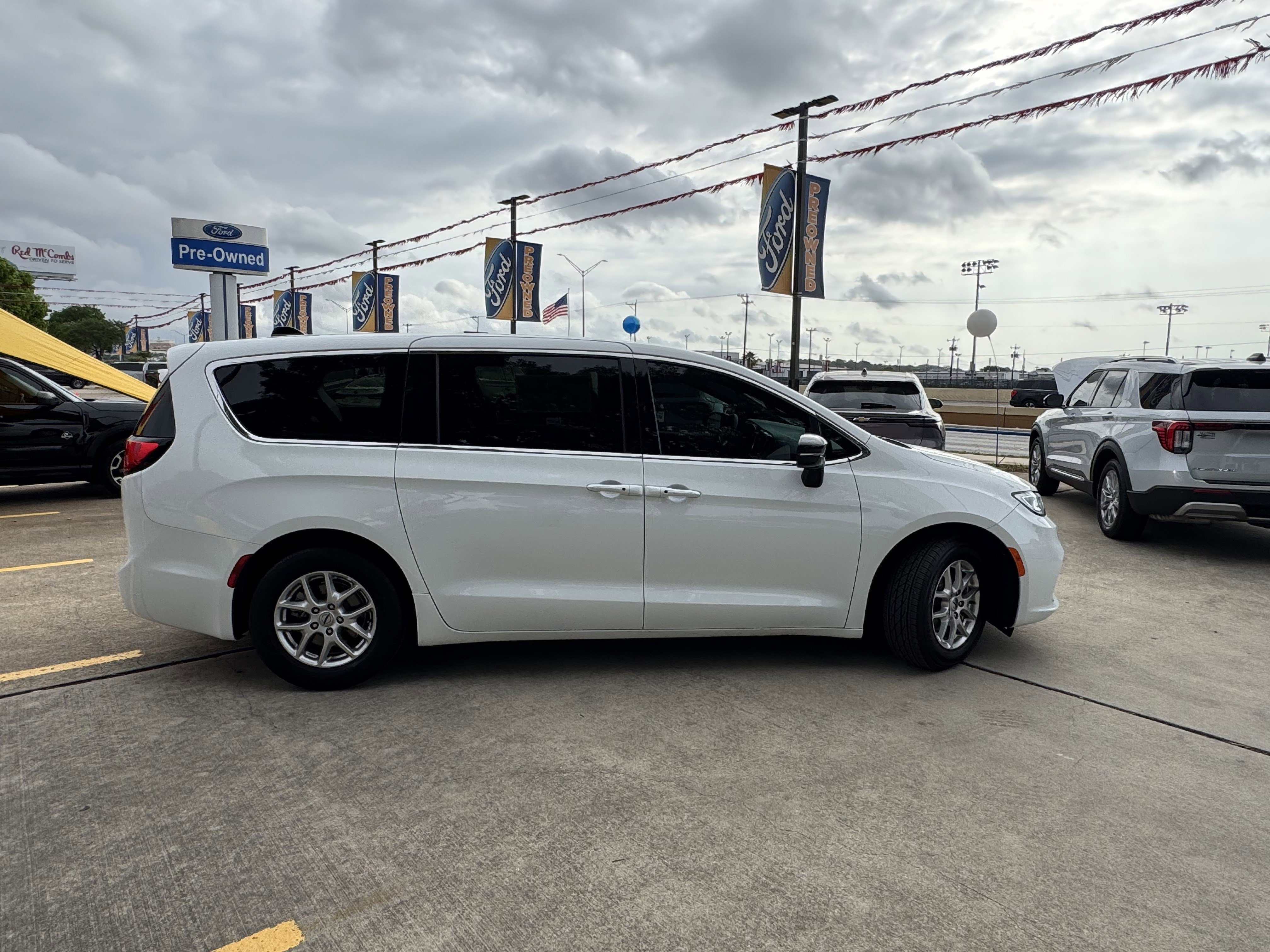 Used 2025 Chrysler Pacifica Select image 4