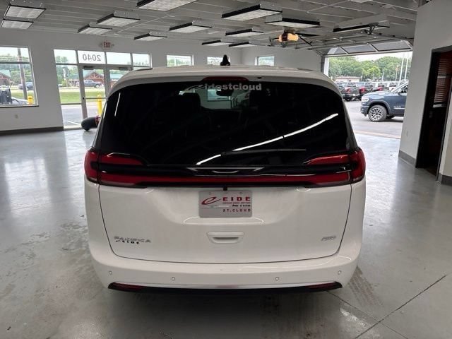 New 2027 Chrysler Pacifica Select w/ Family Tech Group AWD/4WD image 6