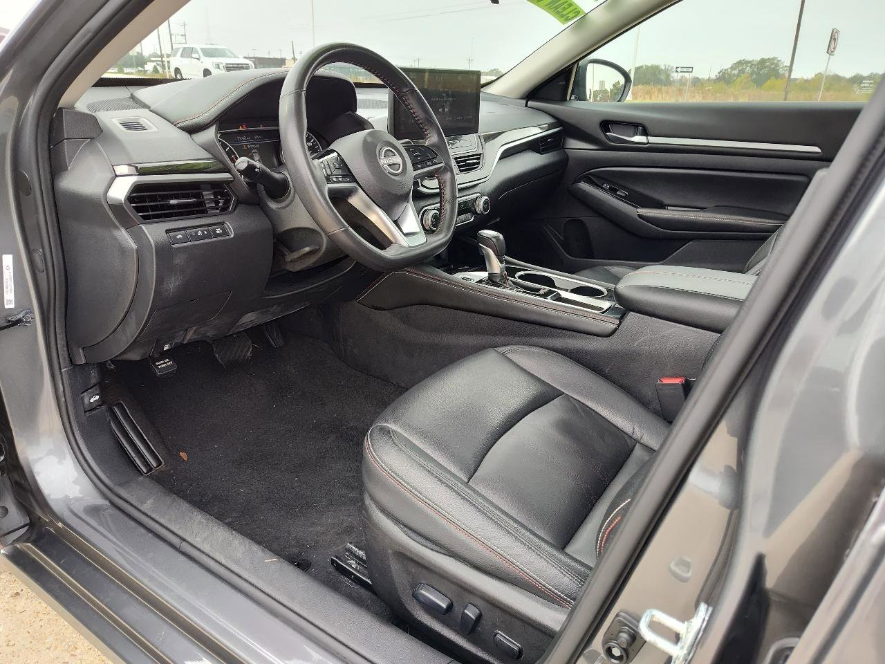 Used 2024 Nissan Altima 2.5 SR w/ SR Premium Package FWD image 2