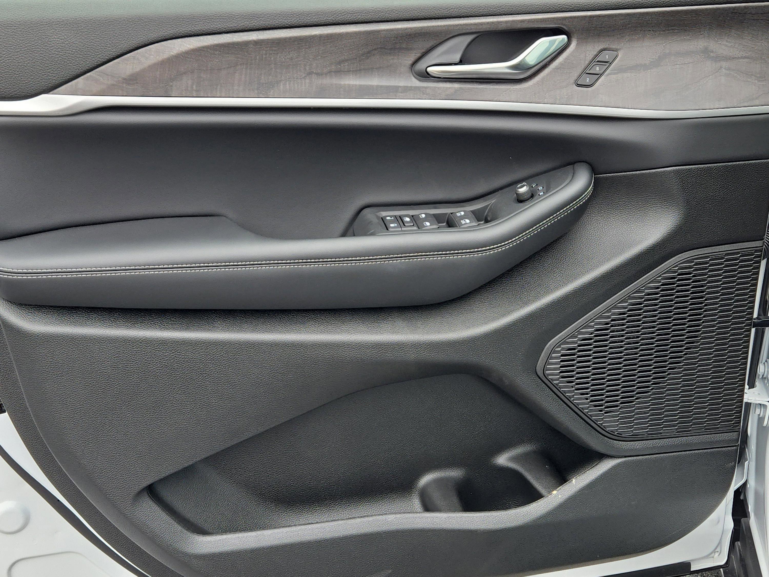 New 2025 Jeep Grand Cherokee L Limited w/ Black Appearance Package image 13