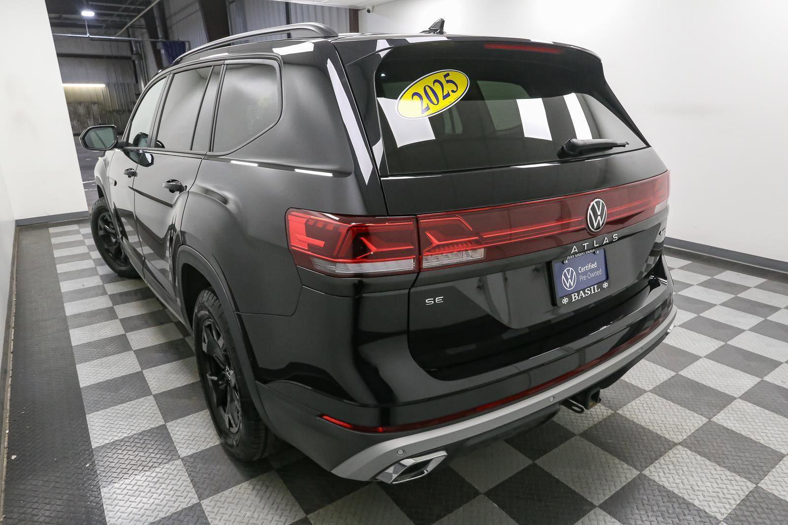 Certified 2025 Volkswagen Atlas Peak Edition SE AWD/4WD image 12