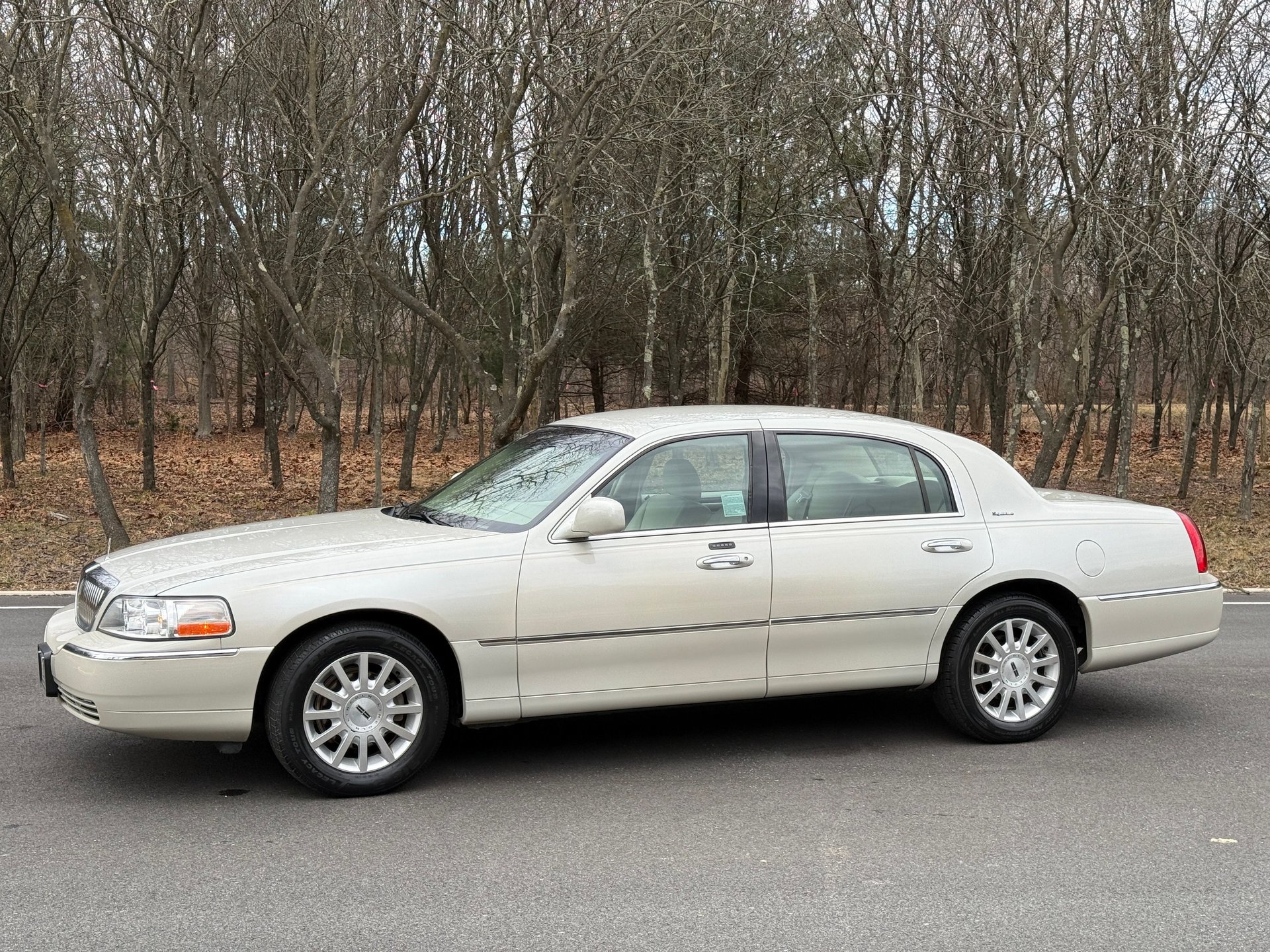 Used 2006 Lincoln Town Car Signature image 2