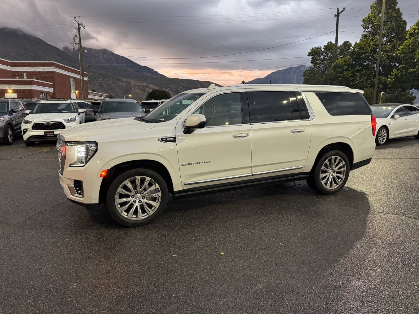 Used 2023 GMC Yukon XL Denali w/ Denali Reserve Package AWD/4WD image 1