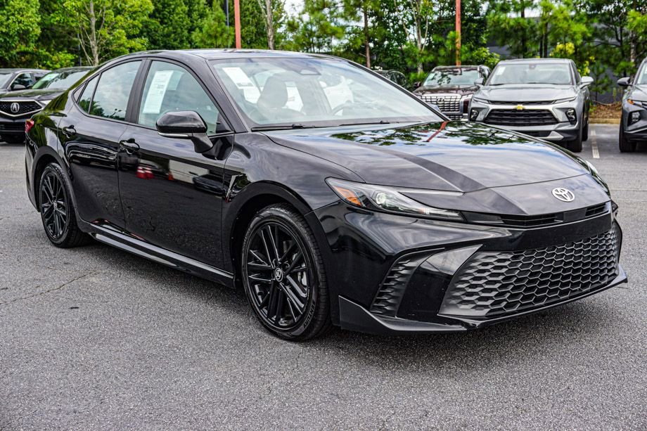 Used 2025 Toyota Camry SE image 3