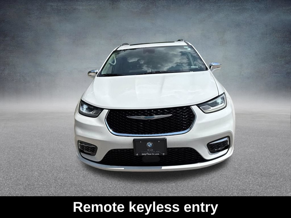 Used 2021 Chrysler Pacifica Limited w/ Uconnect Theater Family Group FWD image 11