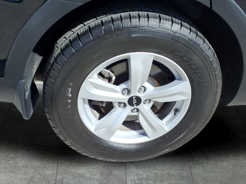 Used 2025 Kia Sorento LX FWD image 9