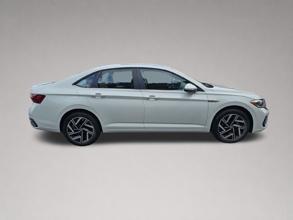 Used 2023 Volkswagen Jetta SEL FWD image 2