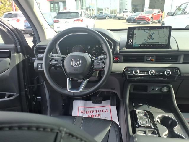 Used 2025 Honda Pilot Touring image 11