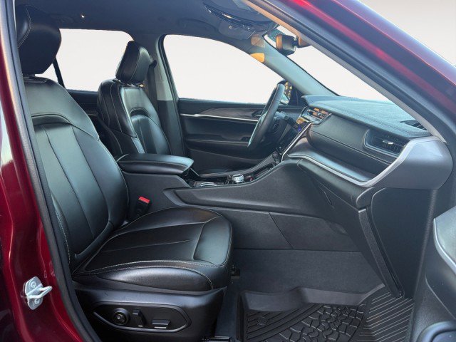 Used 2023 Jeep Grand Cherokee Limited w/ Black Appearance Package AWD/4WD image 8