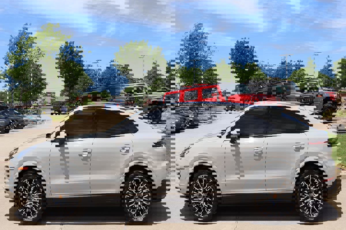 Used 2022 Porsche Cayenne Platinum Edition image 6