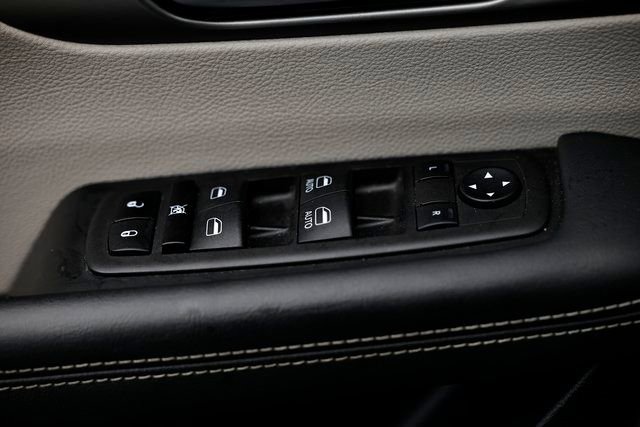 Used 2024 Chrysler Pacifica Touring-L image 17