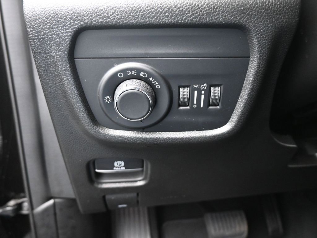 Used 2024 Jeep Grand Cherokee L Laredo w/ Luxury Tech Group I image 35