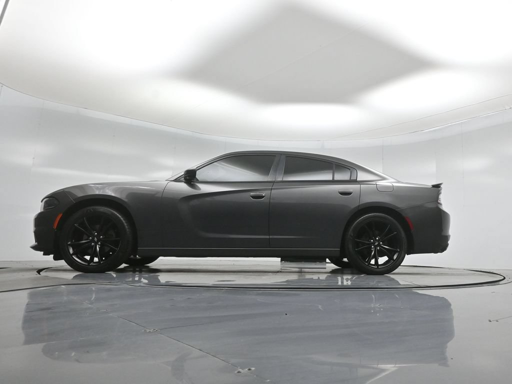 Used 2017 Dodge Charger SE w/ Blacktop Package RWD image 8