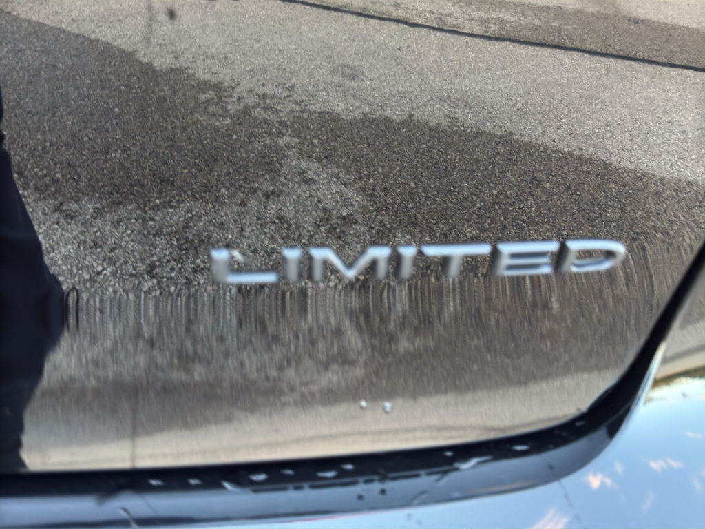 Used 2025 Chrysler Pacifica Limited FWD image 10