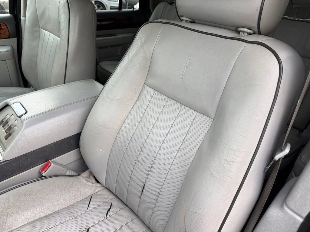 Used 2006 Lincoln Navigator Luxury image 11