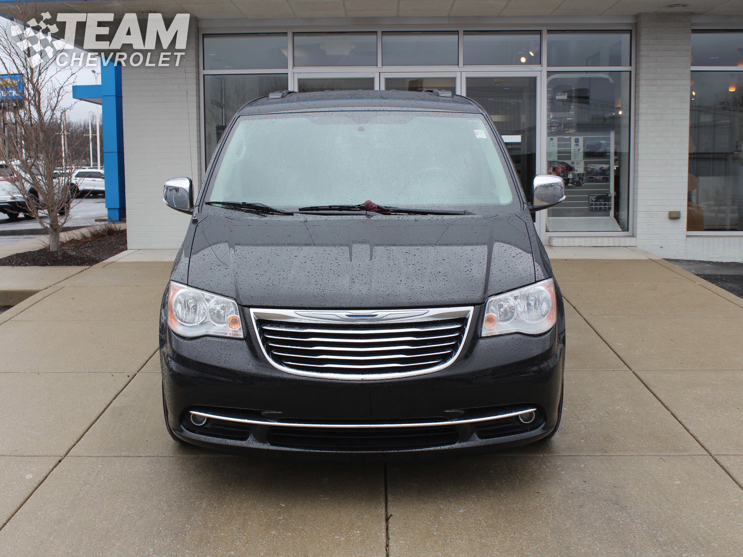 Used 2015 Chrysler Town & Country Touring-L w/ Driver Convenience Group image 9