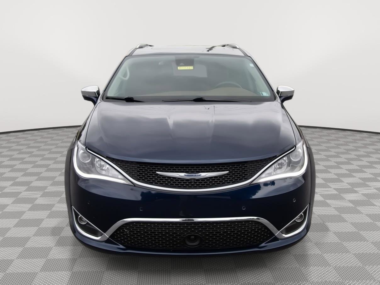 Used 2018 Chrysler Pacifica Limited w/ Tire & Wheel Group FWD image 2