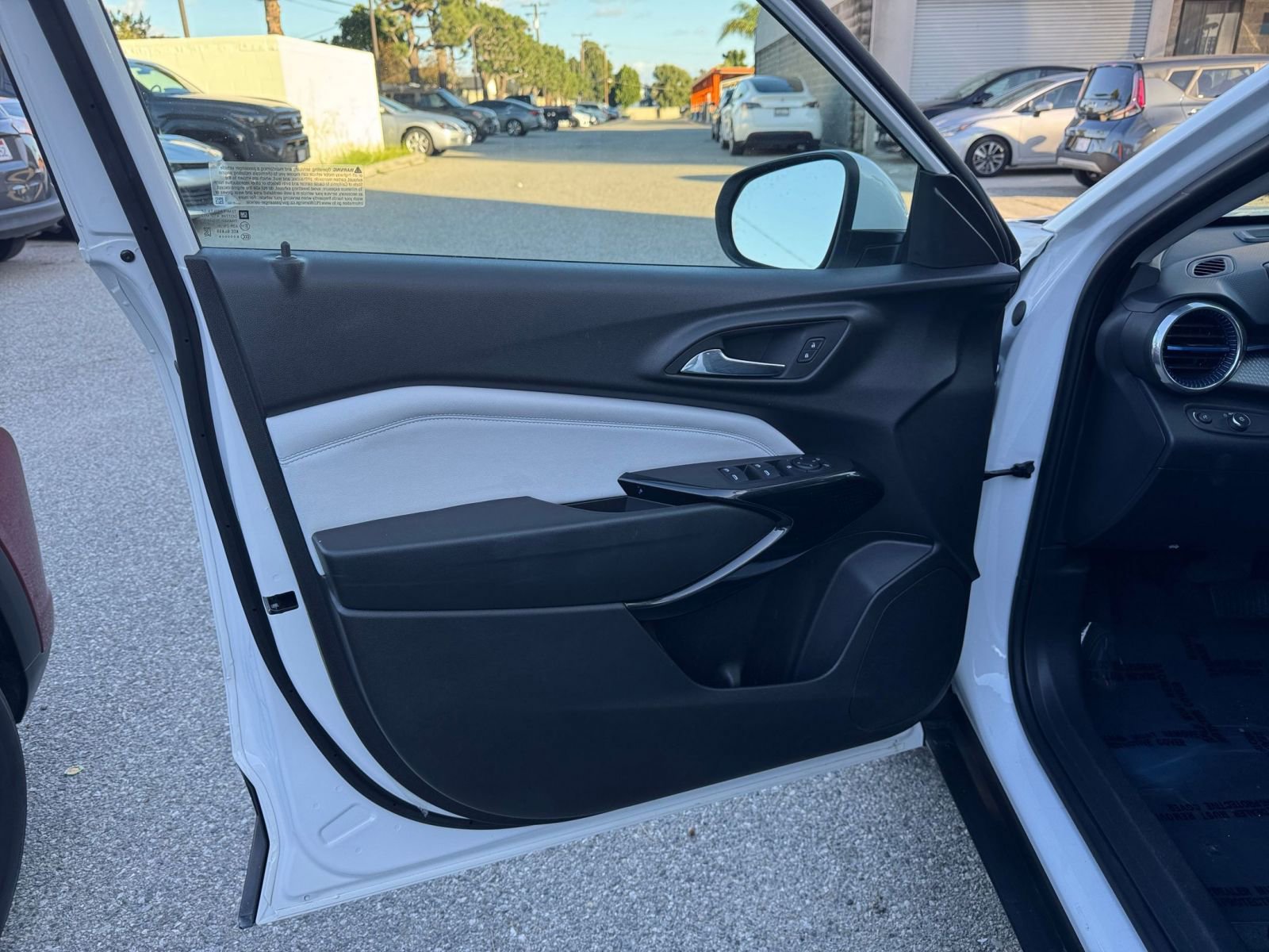 Used 2025 Chevrolet Trax LT w/ LT Convenience Package image 18