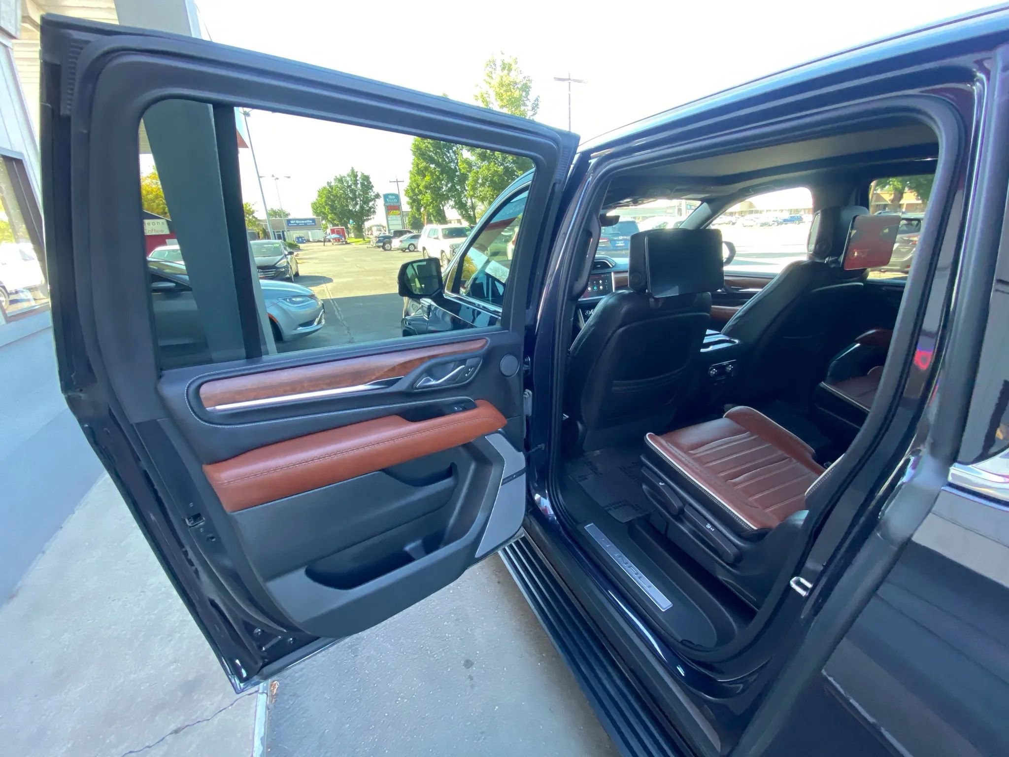 Used 2023 GMC Yukon XL Denali Ultimate image 25