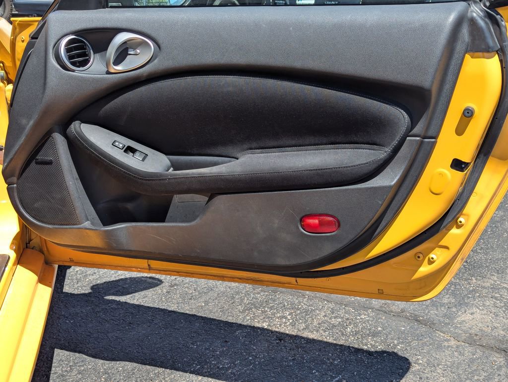Used 2017 Nissan 370Z Coupe RWD image 32