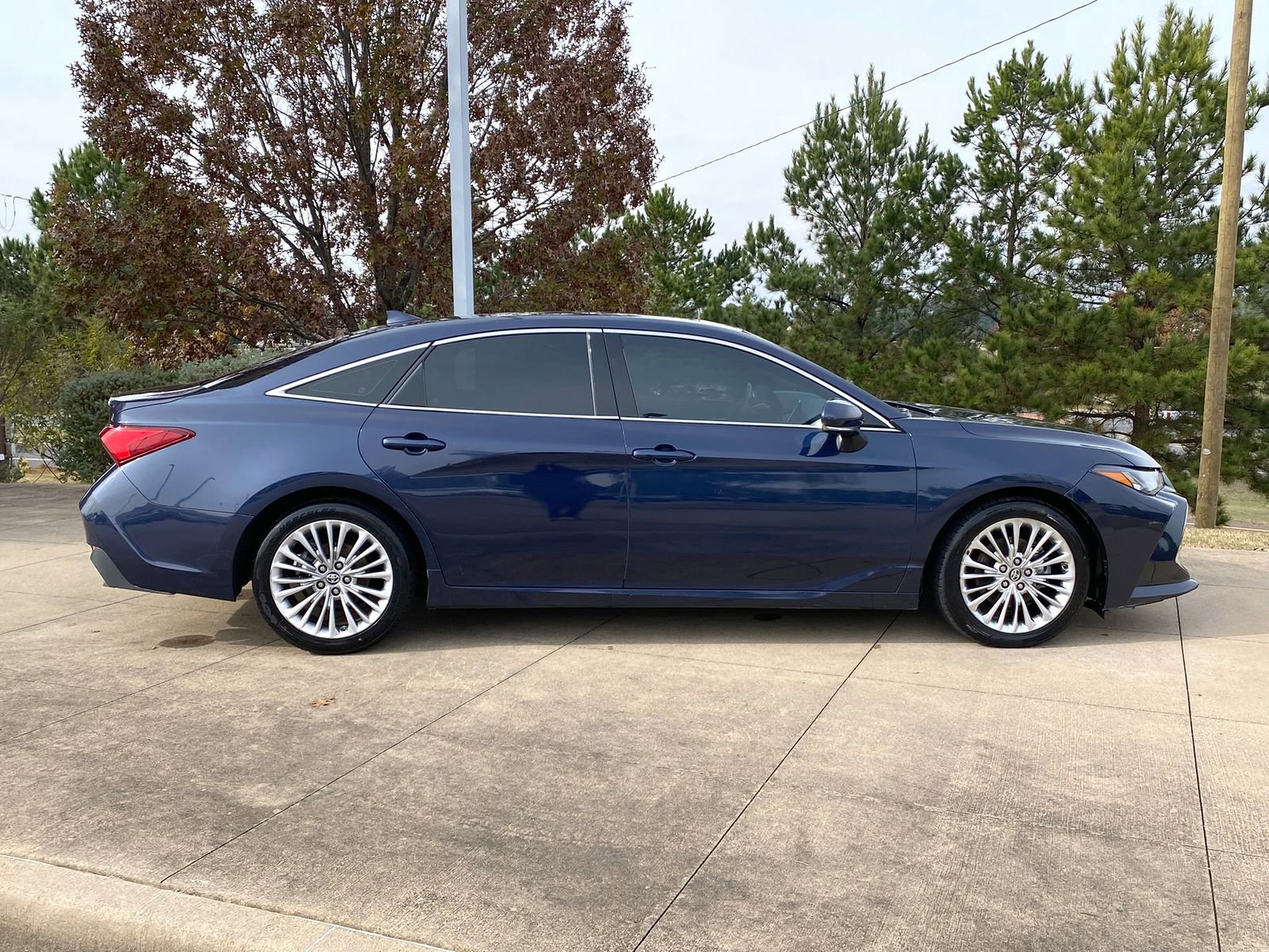 Used 2019 Toyota Avalon Limited image 7
