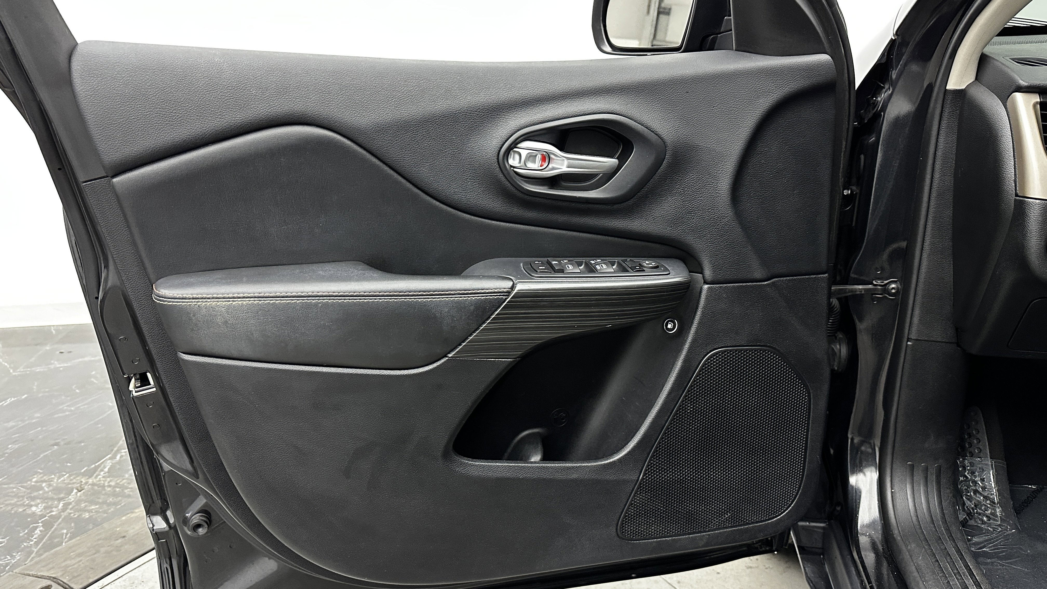 Used 2016 Jeep Cherokee 75th Anniversary image 12