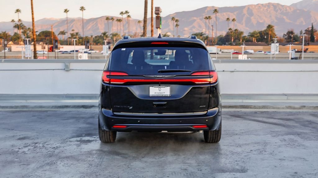 New 2026 Chrysler Pacifica Select w/ S Appearance Package image 8