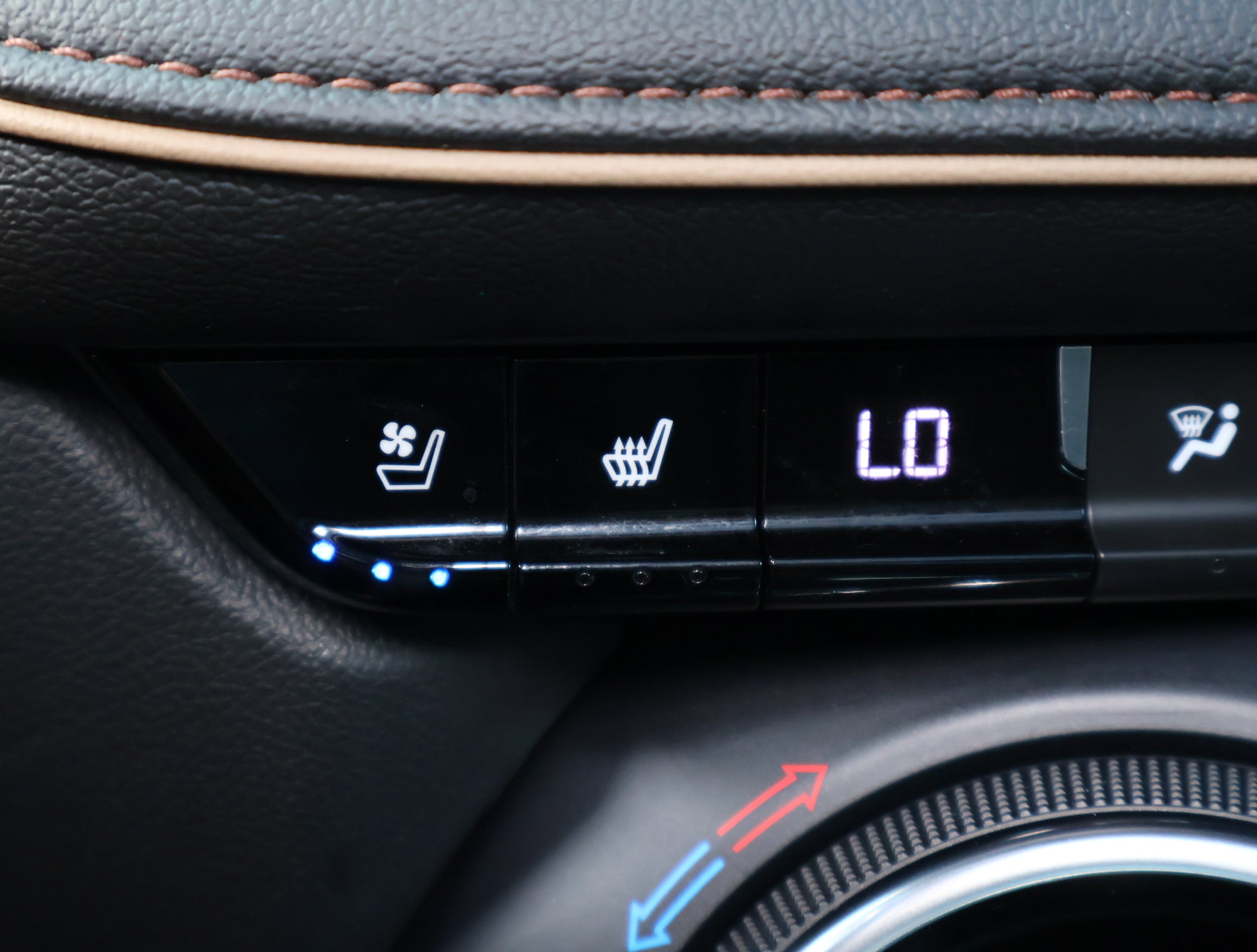 Used 2020 Chevrolet Blazer Premier w/ Driver Confidence II Package FWD image 6