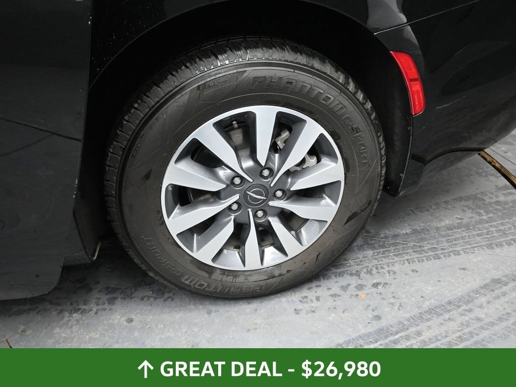 Used 2024 Chrysler Pacifica Select image 16