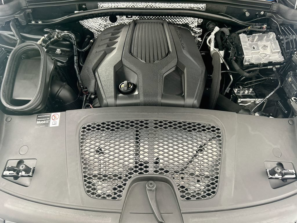 Certified 2025 Porsche Macan AWD/4WD image 28