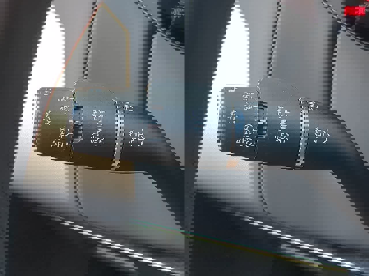 Used 2025 Land Rover Range Rover Sport SE image 29