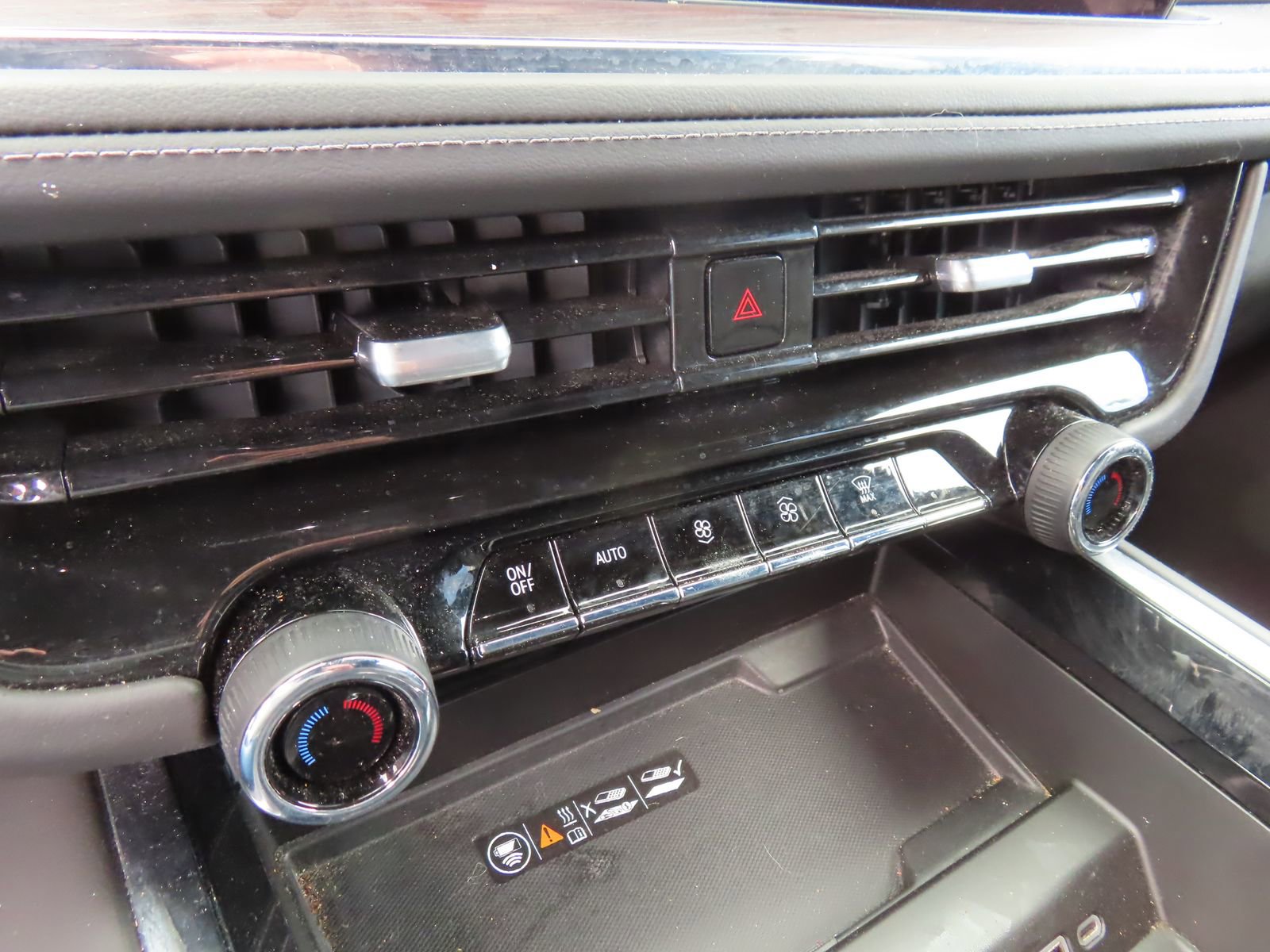 Used 2025 Chevrolet Suburban Z71 image 24