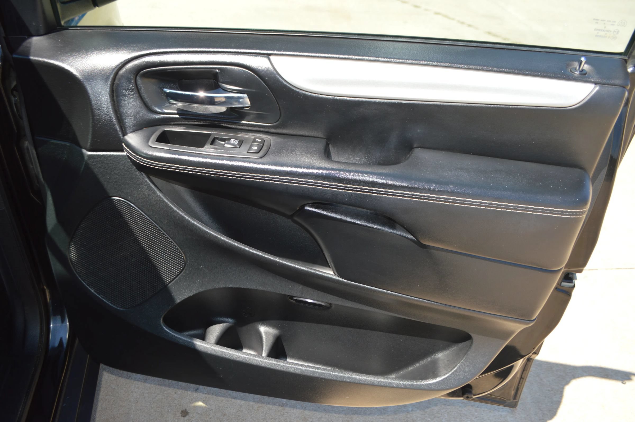 Used 2016 Dodge Grand Caravan SXT w/ UConnect Hands-Free Group FWD image 20