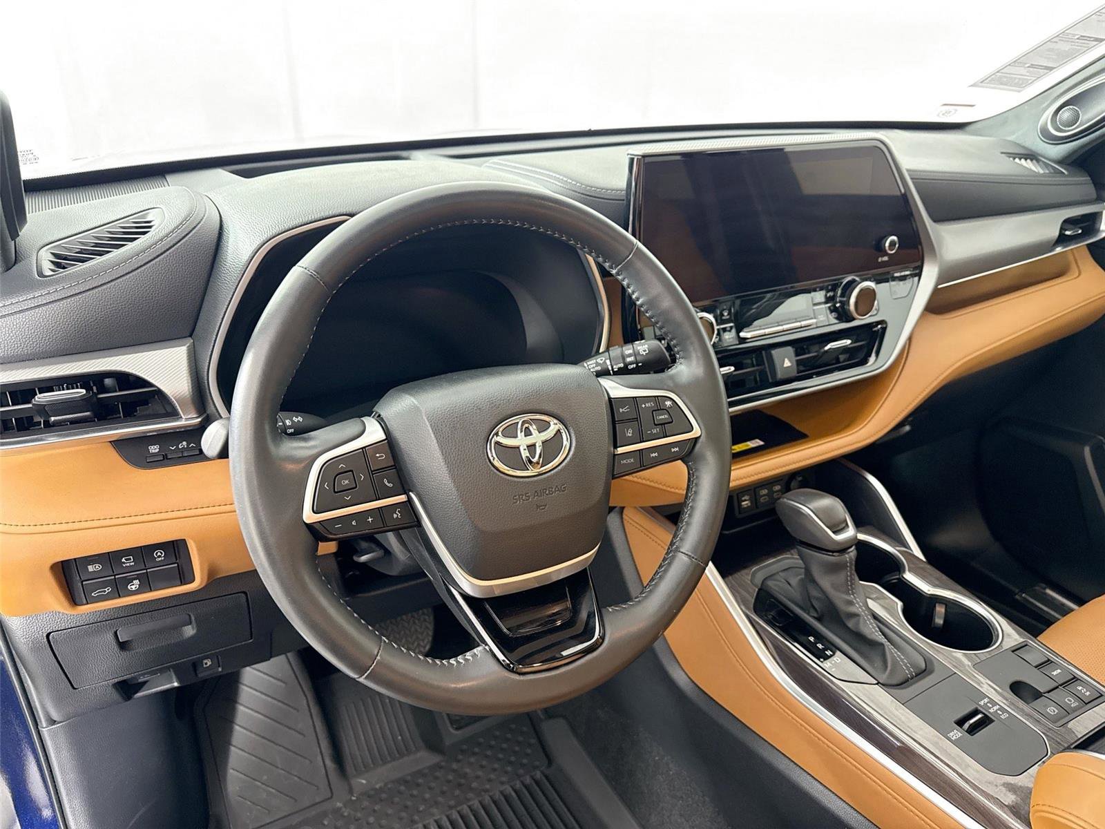 Used 2024 Toyota Highlander Platinum FWD image 4
