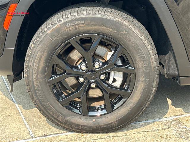 Used 2025 Jeep Grand Cherokee Altitude AWD/4WD image 4