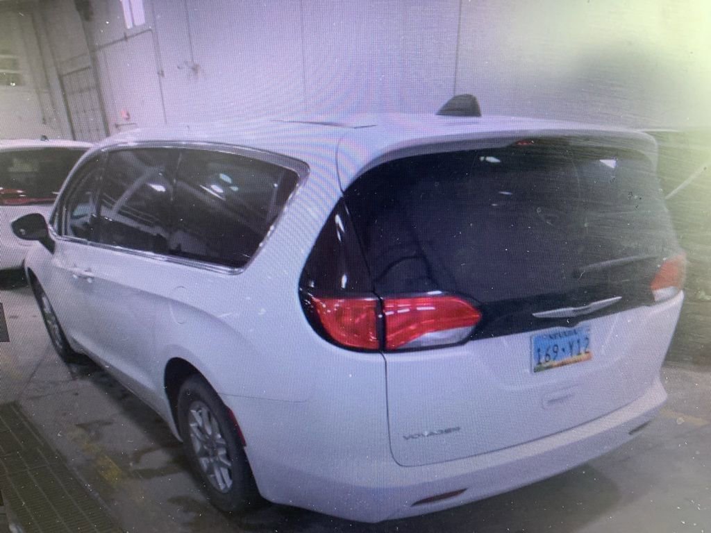 Used 2023 Chrysler Voyager LX image 3