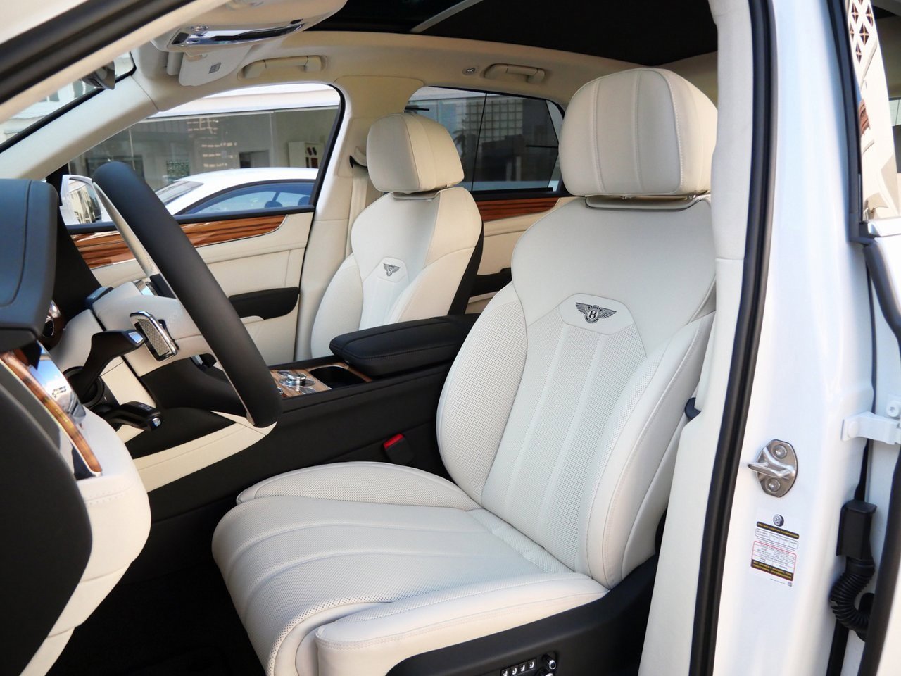 New 2025 Bentley Bentayga Plug-In Hybrid image 2