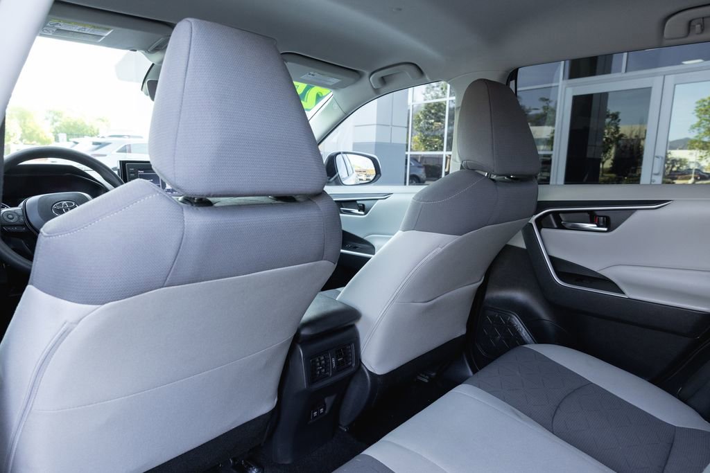 Used 2021 Toyota RAV4 XLE w/ Carpet Mat Package (TMS) image 24