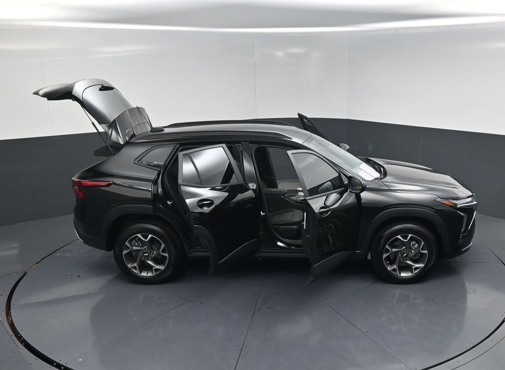 Used 2025 Chevrolet Trax LT w/ Driver Confidence Package image 25