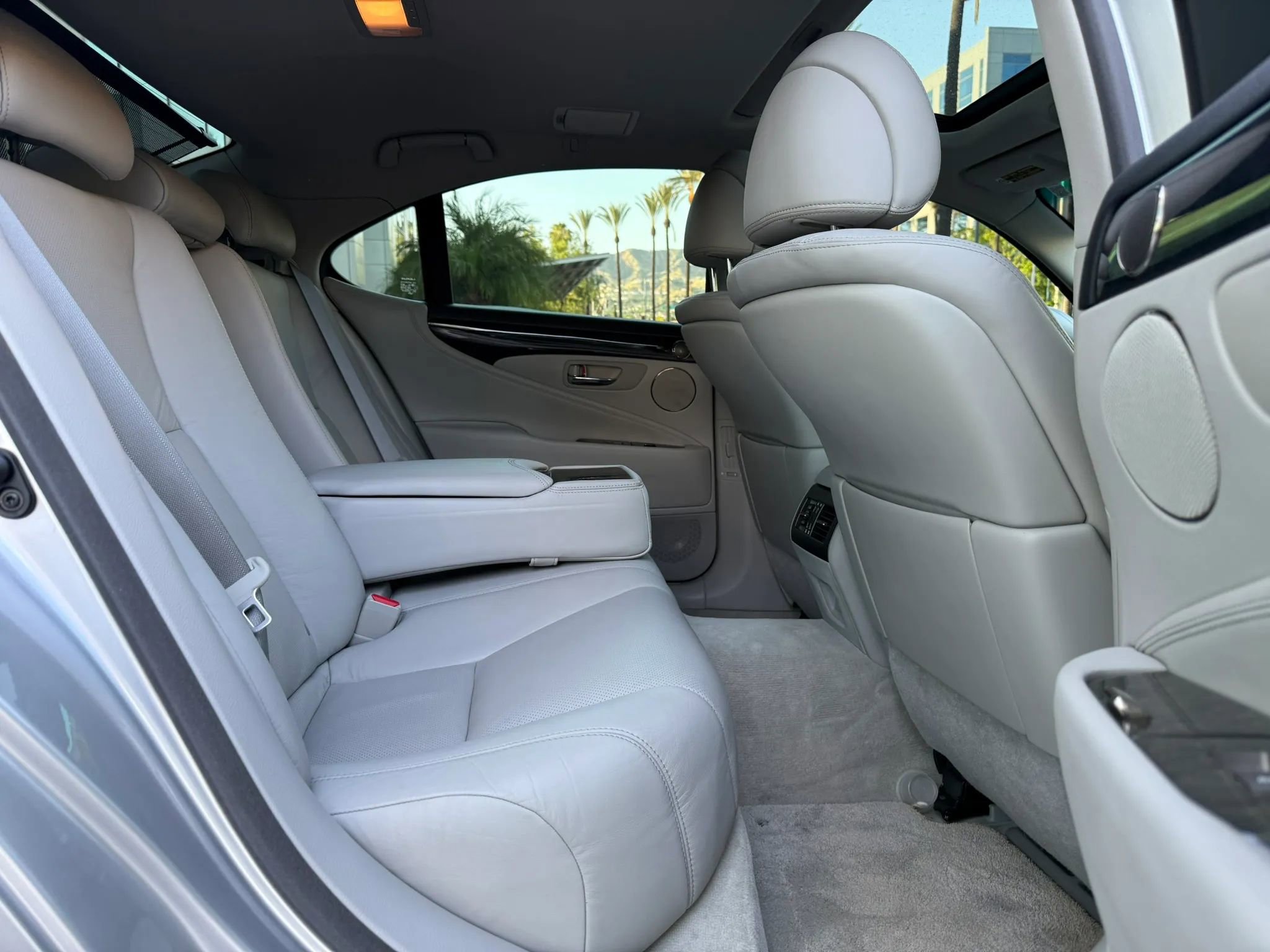 Used 2010 Lexus LS 460 RWD image 23