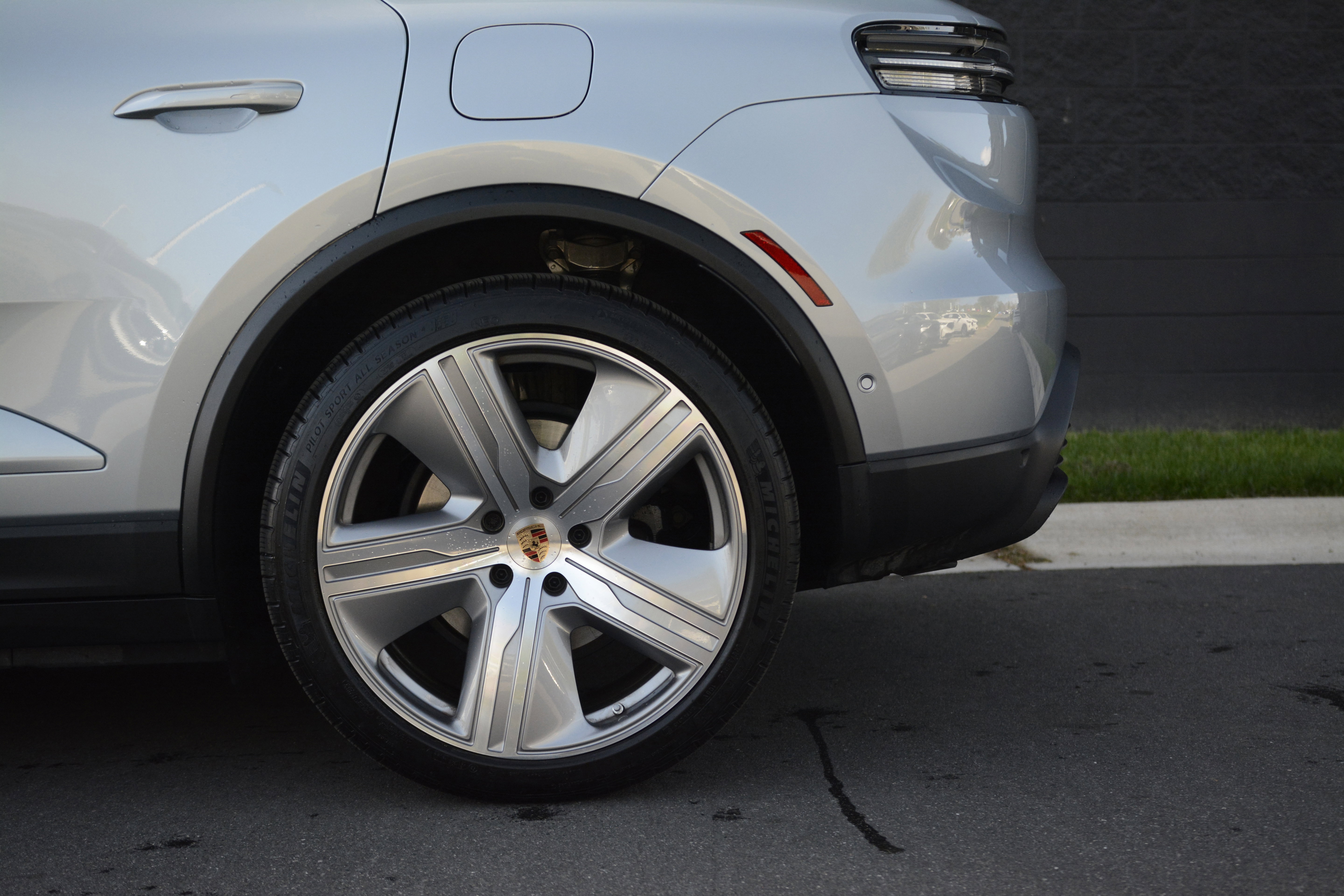 Certified 2025 Porsche Macan 4 Electric image 41