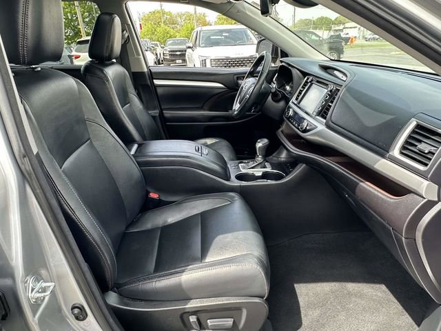 Used 2017 Toyota Highlander XLE AWD/4WD image 18