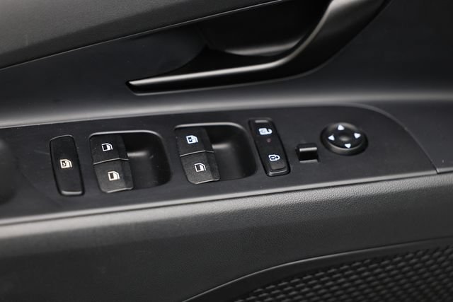 Certified 2025 Hyundai Elantra SEL FWD image 17