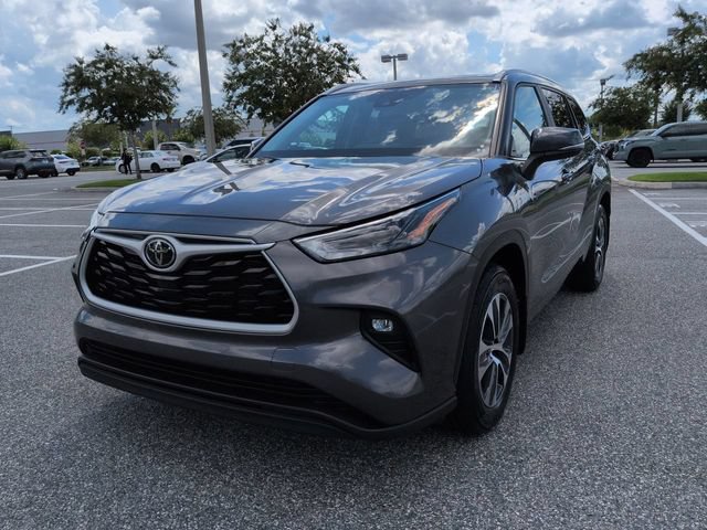 Certified 2024 Toyota Highlander XLE FWD image 8
