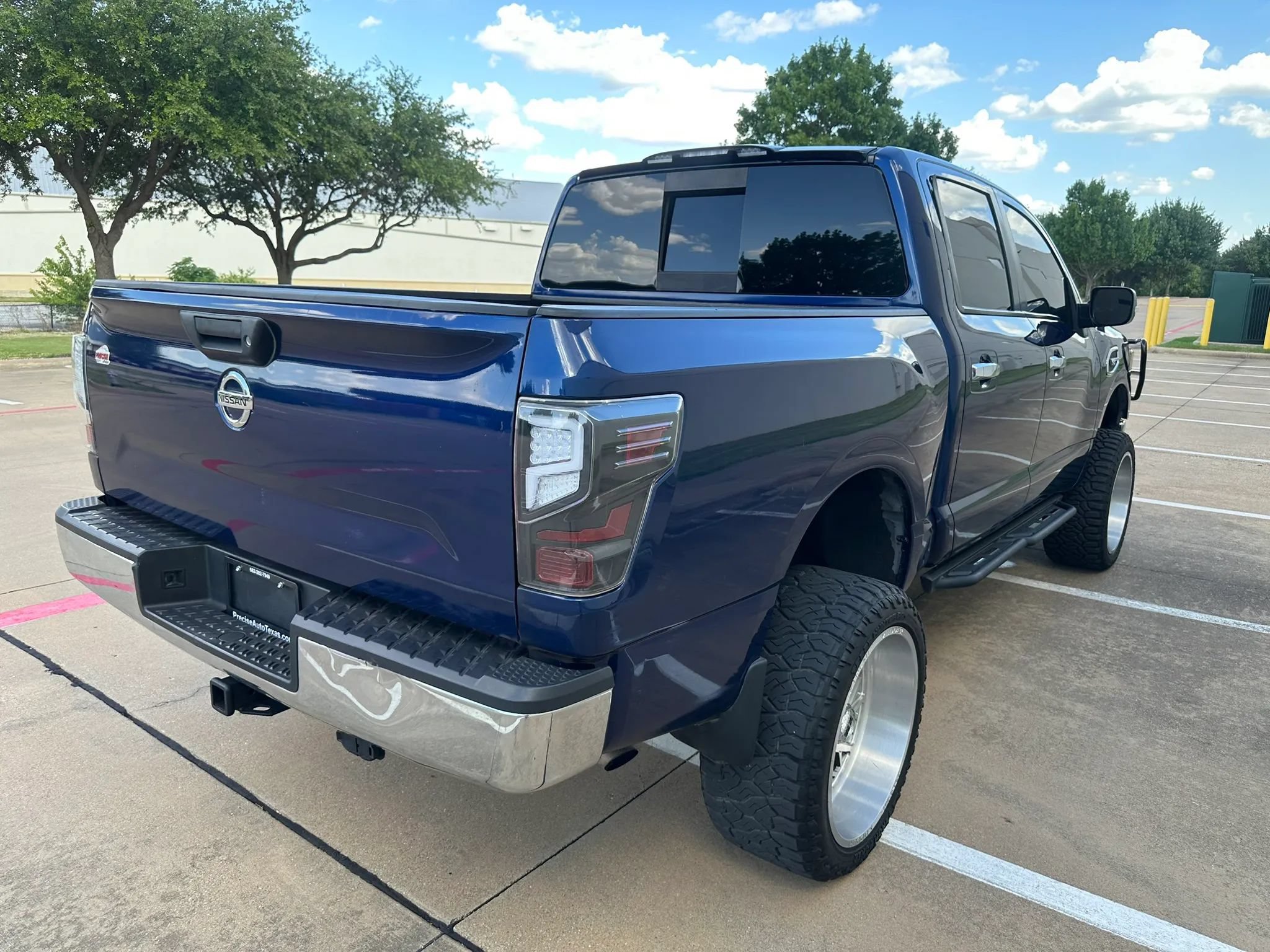 Used 2017 Nissan Titan SV AWD/4WD image 11